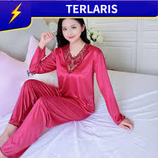 Pilih baju tidur yang sesuai dengan iklim di tempat tinggal anda. Buy Ready Stock Baju Tidur Dewasa Pyjamas Satin Baju Tidur Satin Piyama Pakaian Wanita Musim Panas Korea Putri Angin Musim Panas Ais Sutera Nipis Wanita Sutera Plus Saiz Rumah Dua Servis Seetracker