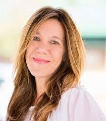 Karen Pelc's Instagram, Twitter & Facebook