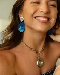 I got a package!! 🤞🏼 let my gold glitter gloss be in here