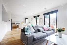 O'keeffe's and derian's unexpected seating choice is not only stylish and approachable but also practical—a unique combination. Offenes Wohnzimmer Kuche Moderne Haus Mit Grauem Sofa Lizenzfreie Fotos Bilder Und Stock Fotografie Image 48470594