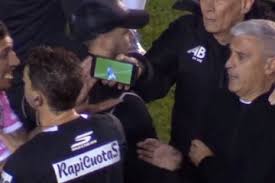 El escándalo del año en All Boys - Godoy Cruz: tras la represión policial, Lamolina anuló un penal porque le mostraron un video por celular