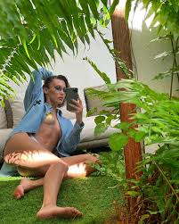 40 m subscribers 2,8 k posts. Bella Hadid Flaunts Toned Midriff In Sexy Thong As She Poses In Bathroom