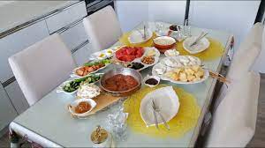 Kahvaltı masa düzeni nasıl olmalı sorusunun cavabını verebiliyor ve bu bildiklerinizi uyguluyor olduğunuzda insnaların iştahının daha da açılacağını fark edeceksiniz. Kolay Ve Pratik Kahvaltilik Tarifler Kahvalti Hazirligi Masa Duzeni Sunumlari Yemek Tarifleri Youtube