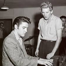 Johnny Carson Dared Elvis Presley to Play the Piano on Air — Minutes Later,  Carson Was in Tears! Burbank, California, 1973. Thirty million Americans  held their breath as Elvis Presley stepped through