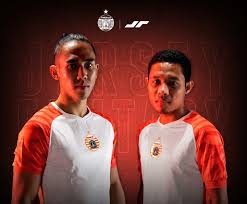 Selain itu, ikon keindonesiaan terlukis lengkap dalam desain tersebut, antara lain foto sejarah, wayang, kain tradisional, peta indonesia, hingga pembangunan. Persija Jakarta Rilis Jersey Baru Sambut Hari Kemerdekaan Ri Ke 75