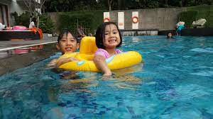 Kolam renang hotel yang ada di padang. Berdua Bermain Di Kolam Renang Untold Contemplation
