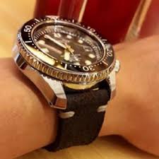 Four spacious compartments grant the space for decorative ornaments and prized possessions. Seiko Strap Minimalist Ebony By Gunnystraps