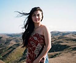 It is made by wrapping a piece of kain (clothes), either plain, batik printed, velvet, or any type of fabrics, covering the chest wrapped around the woman's torso. Pose Seksi Pakai Kemben Ariel Tatum Bikin Geregetan