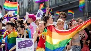 Debattanten mener partiets deltagelse er hyklersk, blant annet fordi de nylig stemte ned et forslag om å innføre et tredje juridisk kjønn. Ny Pameldingsrekord For Oslo Pride Paraden Harstad Tidende