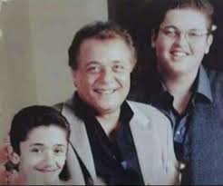 شيع المنتج محمد محمود عبد العزيز وشقيقه الفنان كريم جنازة جدتهما عقب صلاة ظهر اليوم من مسجد عمر مكرم بالتحرير. Ø£Ù„ÙˆØ§Ù† Ø§Ù„ÙˆØ·Ù† ØªØ²Ø§Ù…Ù†Ø§ Ù…Ø¹ Ø°ÙƒØ±Ù‰ Ø±Ø­ÙŠÙ„Ù‡ Ø§Ù„Ø«Ø§Ù†ÙŠØ© ØµÙˆØ± Ø¬Ù…Ø¹Øª Ù…Ø­Ù…ÙˆØ¯ Ø¹Ø¨Ø¯Ø§Ù„Ø¹Ø²ÙŠØ² ÙˆØ£Ø¨Ù†Ø§Ø¡Ù‡