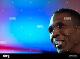 Fomer San Francisco 49er Linebacker Keena Turner, a four time Super Bowl  Champion, speaks to fans at the NFL rally at Trafalgar Stock Photo