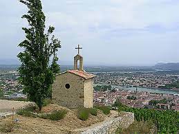 Surrounded by darkness, when you glimpse it from the town of tain below, it appears to hover in the night sky like a celestial body. Chapelle St Christophe Eglise Chapelle Saint Christophe Tain L Hermitage Drome Ardeche Drome Routard Com