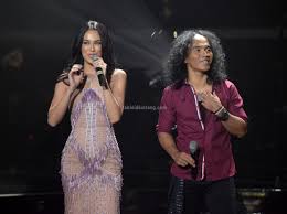 Namun, ada yang menarik dari foto tersebut, bunda. Nyanyikan Lagu Terlalu Manis Penuh Penghayatan Kaka Slank Sentil Sophia Latjuba Tabloidbintang Com