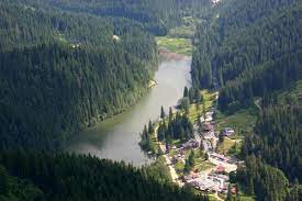 Pe unele portiuni verticale, distanta dintre punctele in care cablul este prins in stanca este mai mare. Turist In Å£ara Mea Sovata Lacul RoÈ™u Cheile Bicazului Piatra NeamÈ›