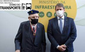 O camilo cola revolucionou o transportes de cargas e passageiros, a logistica e a forma de viajar de ônibus, mas a itapemirim entrou numa crise nos últimos 15 anos e teve que enxugar muita coisa. Aos 97 Anos Camilo Cola Fundador Da Itapemirim Recebe Condecoracao Do Ministerio Da Infraestrutura