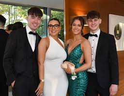 Tipperary Girls Dressed Like Royalty Outside Cashel Palace Hotel Ahead Of  Their Debs - Ireland Live