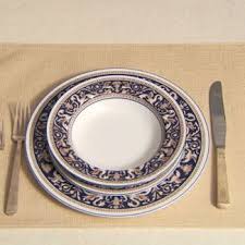 For a more formal setting, add more pieces by bringing additional plates, silverware, glasses and other serving pieces to the table as outlined below. Formal Place Settings Formal Dinner Table Settings