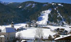Daraufhin wurde der verschobene slalom und der ursprünglich für kitzbühel geplante torlauf weiter in die flachau verlegt. M0vqjl Fumpum