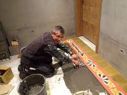 Sind die fliesen schnell verlegt oder handelt es sich um einen verwinkelten raum, in dem viel arbeit für das zuschneiden der fliesen anfällt? Verlegung Von Zementplatten