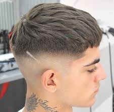 Kamu bisa mencukur rambut sendiri di rumah maupun menggunakan jasa dan servis barbershop buat potongan rambut yang lebih variatif. Model Rambut Pria Indonesia 2019 Cara Golden