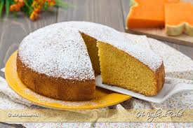 Mescolato il tutto aggiungendo i bianchi d'uovo montati a neve con un pizzico di sale, la farina il latte e, per ultimo, il lievito. Torta Alla Zucca