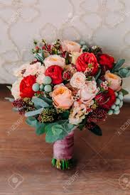 Maybe you would like to learn more about one of these? Immagini Stock Il Bello Mazzo Di Nozze Dei Fiori Rossi Dei Fiori Rosa E Della Pianta E Sul Pavimento Di Legno Image 82366059