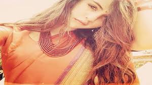 Simple, minimal and yet chic! Spotted Selena Gomez Shows Off Her Sexy Curves In A Sari Movies News