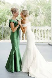How To Choose The Mother Of The Bride Dress Ruffled In 2020 Mother Daughter Wedding Photos Mother Daughter Wedding Bride Dress