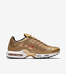 The nike air max plus premium men's shoe keeps the legendary tuned air cushioning of the 1998 original. Nike Air Max Plus Metallic Gold Release Date Nike Snkrs