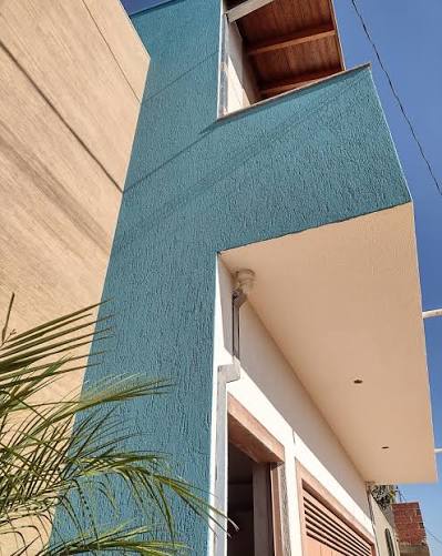 Residência de alto padrão com volumetria moderna e grafiato rústico aplicado em Santo André