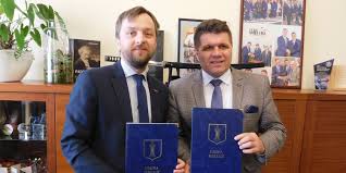 To właśnie przede wszystkim do stanowskiego zwracał się burmistrz paweł okrasa w swoim oświadczeniu w tej sprawie. Goscmi Radia Zw Byli Burmistrz Wielunia Pawel Okrasa I Wojt Gminy Patnow Jacek Olczyk Radio Ziemi Wielunskiej