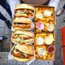 Con misto bufala made in alvignano. A Napoli Gli Hamburger Super Golosi Di Puok E Med Leerdammer