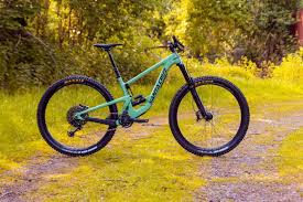 In order to make the megatower stride confidently across the globe it has an enormous amount of clever adjustability hidden in its bones. Santa Cruz Megatower Im Trailtest Inside Mountainbike Magazin