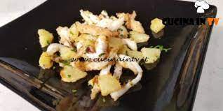 I calamari al forno ripieni devo risultare ben cotti e dorati. Cotto E Mangiato Seppioline Al Forno Con Patate Ricetta Tessa Gelisio Cucina In Tv