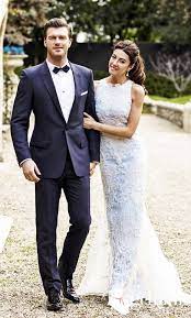 Başak dizer genellikle sade seçimler yapan başak dizer, gelinlik ve gelin makyajı konusunda da yurtdışında dünya evine giren ikilinin düğününde başak hanım doğal makyajı ile oldukça doğal. Basak Dizer Gelinlik Bir Gelinlik