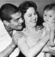 ممثلة ومنتجة مصرية، تعد من أيقونات السينما المصرية. Ù‚ØµØ© Ø­Ø¨Ù‡Ù… Ø¹Ù…Ø± Ø§Ù„Ø´Ø±ÙŠÙ ÙˆÙØ§ØªÙ† Ø­Ù…Ø§Ù…Ø© Ø®Ø¯Ø¹Ù‡Ø§ Ø¨Ù…Ø´Ù‡Ø¯ ØªÙ…Ø«ÙŠÙ„ÙŠ ÙˆÙ‡ÙƒØ°Ø§ Ø¨Ø¯Ø£Øª Ø´Ø±Ø§Ø±Ø© Ø§Ù„Ø­Ø¨ Ø¨ÙŠÙ†Ù‡Ù…Ø§ Ù†Ø¬ÙˆÙ… Ø¥Ù Ø¥Ù…