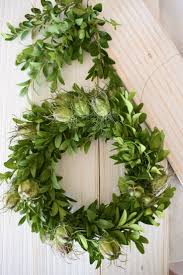 Diy Anleitung Kranz Fur Den Sommer Aus Buchs Und Samenkapseln Der Jungfer Im Grunen Selber Machen Naturdeko Sommerkranze Naturlich Dekorieren Diy Anleitungen