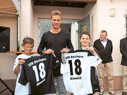 Find the perfect joshua kimmich stock photos and editorial news pictures from getty images. Joshua Kimmich Und Jugendspieler Des Vfb Bosingen Sind Beim Familientag Bereit Fur Einen Kleinfeldkick Foto Kammerer Schwarzwalder Bote