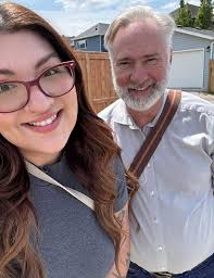 Alberta's Premier @abdaniellesmith seems unable to grasp the idea of  “country before politics”. She is using her position as first Minister of  Alberta to cozy up to right-wing outlets like Breitbart News,