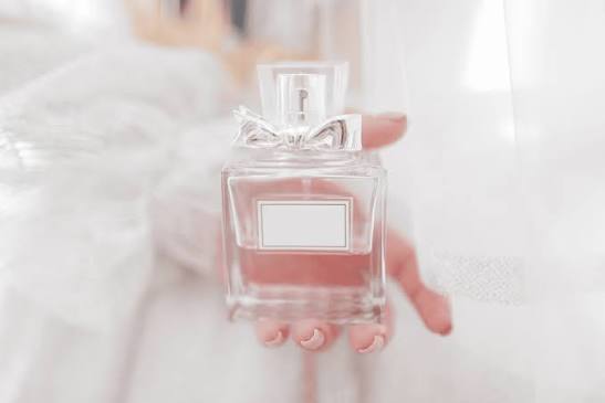 7 Rekomendasi Parfum Powdery, Feminin dan Elegan - Blog