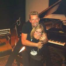 Avril lavigne and chad kroeger are breaking up after two years of marriage. Chad Kroeger Embarrassed Telling Mum About Avril Lavigne Engagement Gigwise