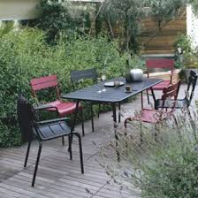 Inspiration Picture Black Fermob Table With Mix Of Red And Black Chairs You Can Also Just Do The Red Chairs With The Black Table Tuinstoelen Tuin Tuin Ideeen