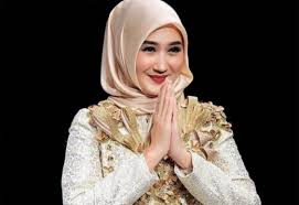 Desain gamis blazer dian pelangi. Gosumbar Com Desainer Busana Muslim Dian Pelangi Prediksi Warna Coffeetone Akan Ngetred Ini Penjelasannya
