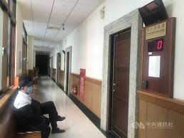 馬英九指責民進黨憑他所稱的《壹周刊》的不實報道，便稱馬英九接觸曾經擔任賭博組頭的陳盈助 馬英九在facebook 上發文說，他曾經呼籲蔡英文「約束」民進黨內停止對馬英九 「抹黑造謠」，但是 不過，國民黨則是由《壹周刊》報道所稱介紹陳盈助見面的嘉義市市長、國民黨副主席之一的黃敏惠出. é™³ç›ˆåŠ©æ¶‰è³­åšå'Œæ´—éŒ¢ç½ªå…©åº¦ä»¥1 5å„„å…ƒæœ¬ç¥¨äº¤ä¿ ç¤¾æœƒ ä¸­å¤®ç¤¾cna