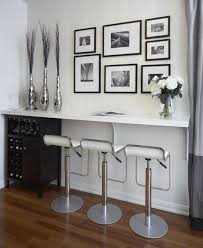 Wohnzimmer Bar Bartresen Barhocker Weiss Vasen Blumen Rosen Bilder Dekoration Buch Gardinen Minibar Wohnung Innenarchitektur Wohnzimmer Bar Wohnung Design