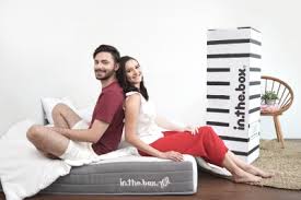Mesin cuci diketahui terlalu kuat untuk mencuci bantal memory foam, sehingga bantal jenis ini harus dicuci dengan tangan. Cara Mencuci Bantal Sesuai Jenis Dijamin Seperti Baru Inthebox