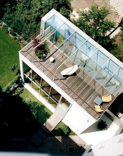 Großzügige Dachterrasse im Hinterhof - [SCHÖNER WOHNEN]