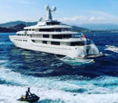 Il celebre yacht di flavio briatore è al centro di una vendita all'asta che sarà effettuata prima lo yacht force blue è ancora protagonista delle vicende giudiziarie legate a flavio briatore. Flavio Briatore Lo Sfogo Per Lo Yacht Rimbalzato A Gallipoli Robe Da Pazzi Mandano Via Turisti Importanti Libero Quotidiano