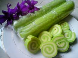 Bikin bolu gulung itu biasanya pakai banyak telur biar jadinya lembut dan hasil gulungannya juga cantik. Bolu Gulung Kukus Roti Tawar Assalamu Alaikum V