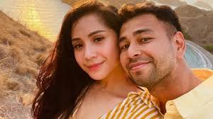 Nagita slavina mariana tengker, atau yang dikenal sebagai nagita slavina (lahir 17 februari 1988) adalah seorang aktris, model, presenter, produser film, . Berlabel Sultan Berapa Gaji Bulanan Raffi Ahmad Dan Nagita Slavina